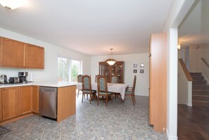 House | 4 bedrooms - Cozy 4BR Retreat in Quinte West BBQ Backyard (Quinte West)