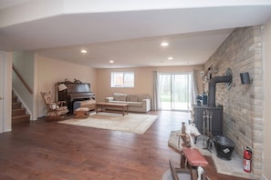 House - Cozy 4BR Retreat in Quinte West BBQ Backyard (Quinte West)