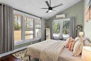 1 Schlafzimmer, Schreibtisch, Bügeleisen/Bügelbrett, Reisekinderbett