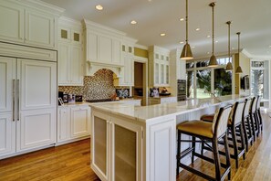 Maison, plusieurs lits, balcon, vue golf (38 Windjammer Court) | Cuisine privée | Cafetière/bouilloire, tables à manger