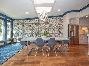 4 عدّة غرف نوم وبديكورات فريدة لكل غرفة وطراز فريد لكل وحدة