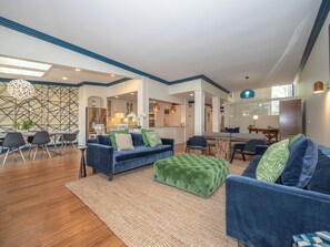 Nhà, nhiều giường, ban công, quang cảnh sân golf (16 Spinnaker Court) | Khu phòng khách | TV màn hình phẳng 42-inch có truyền hình kỹ thuật số 