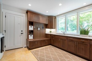 House, Multiple Beds, Pool Access, Pool View (16 Ridgewood Lane) | Interior