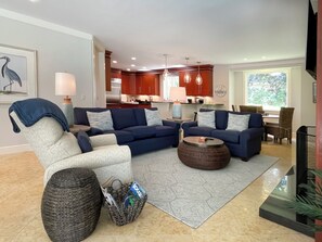 บ้านพัก, หลายเตียง, ใช้สระว่ายน้ำได้, วิวสระว่ายน้ำ (16 Ridgewood Lane) | บริเวณนั่งเล่น | ทีวีจอแบน 42 นิ้ว พร้อมช่องดิจิตอล