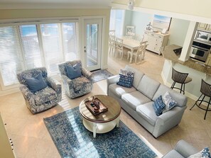 Vila, várias camas, cozinha, vista para a piscina (40 Turtle Lane) | Área de estar | TV de tela plana 42 polegadas com canais digitais