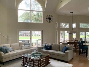 Ferienhaus, Mehrere Betten, Terrasse, Poolblick (35 St. Andrews Place) | Wohnbereich | 42-Zoll-Flachbildfernseher mit Digitalempfang