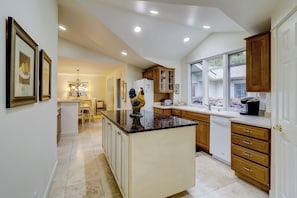 Maison, plusieurs lits, accès piscine, vue jardin (14 Stoney Creek) | Intérieur