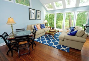 Casa, varias camas, cocina, vista a la alberca (26 Audubon Pond) | Área de sala de estar | Televisión de pantalla plana de 42 pulgadas con canales digitales 