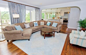 Casa, varias camas, cocina, vista a la alberca (26 Audubon Pond) | Área de sala de estar | Televisión de pantalla plana de 42 pulgadas con canales digitales 