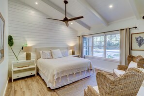 Maison, Plusieurs lits, cuisine, vue sur le jardin (33 S. Sea Pines Drive) | 4 chambres, décor unique, ameublement unique, literie fournie