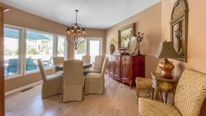 独立别墅, 多张床, 使用泳池, 泳池景观 (14 Genoa Court) | 4 多间卧室、特色装修、特色家居、床单