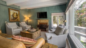 Ferienhaus, Mehrere Betten, Poolzugang, Poolblick (14 Genoa Court) | Wohnbereich | 42-Zoll-Flachbildfernseher mit Digitalempfang