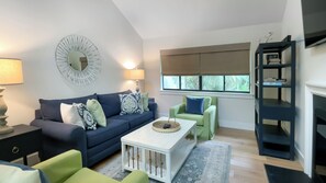 Hus, flere senger, terrasse, hageutsikt (21 Water Oak) | Oppholdsområde | En 42-tommers Flatskjerm-TV med digitale kanaler