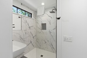 Casa, várias camas, cozinha, vista para a piscina (31 S. Beach Lane) | Banheiro | Toalhas de banho 