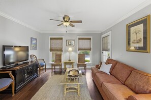 Casa, várias camas, cozinha, vista para a piscina (31 S. Beach Lane) | Área de estar | TV de tela plana 42 polegadas com canais digitais