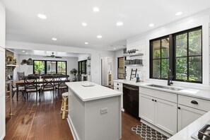 Casa, várias camas, cozinha, vista para a piscina (31 S. Beach Lane) | Cozinha privada | Cafeteira/chaleira, mesas de jantar