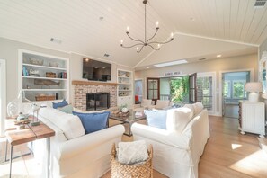 House, Multiple Beds, Kitchen, Pool View (33 St. Andrews Place) | Living area | 42-inch flat-screen TV with digital channels