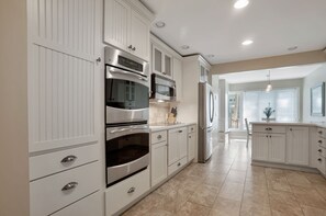 Villa, plusieurs lits, cuisine, vue piscine (32 Turtle Lane) | Cuisine privée | Cafetière/bouilloire, tables à manger