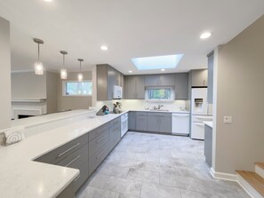 Hus - flera sängar - tillgång till pool - utsikt mot trädgården (15 Audubon Pond) | Eget kök | Kaffe- och tebryggare och matbord