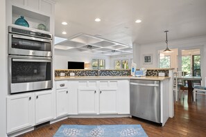 Maison, plusieurs lits, patio, vue piscine (19 Gunnery Lane) | Cuisine privée | Cafetière/bouilloire, tables à manger