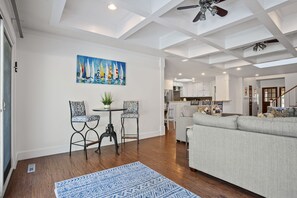 Ferienhaus, Mehrere Betten, Terrasse, Poolblick (19 Gunnery Lane) | Wohnbereich | 43-Zoll-Flachbildfernseher mit Digitalempfang