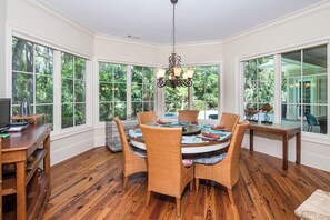 Nhà, nhiều giường, bếp, quang cảnh hồ bơi (34 Baynard Cove) | 6 phòng ngủ, trang trí khác biệt