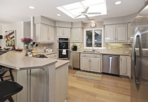 Maison, plusieurs lits, cuisine, vue golf (23 St. Andrews Place) | Cuisine privée | Cafetière/bouilloire