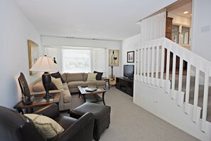 House, Multiple Beds, Kitchen, Golf View (23 St. Andrews Place) | Living area | 42-inch flat-screen TV with digital channels
