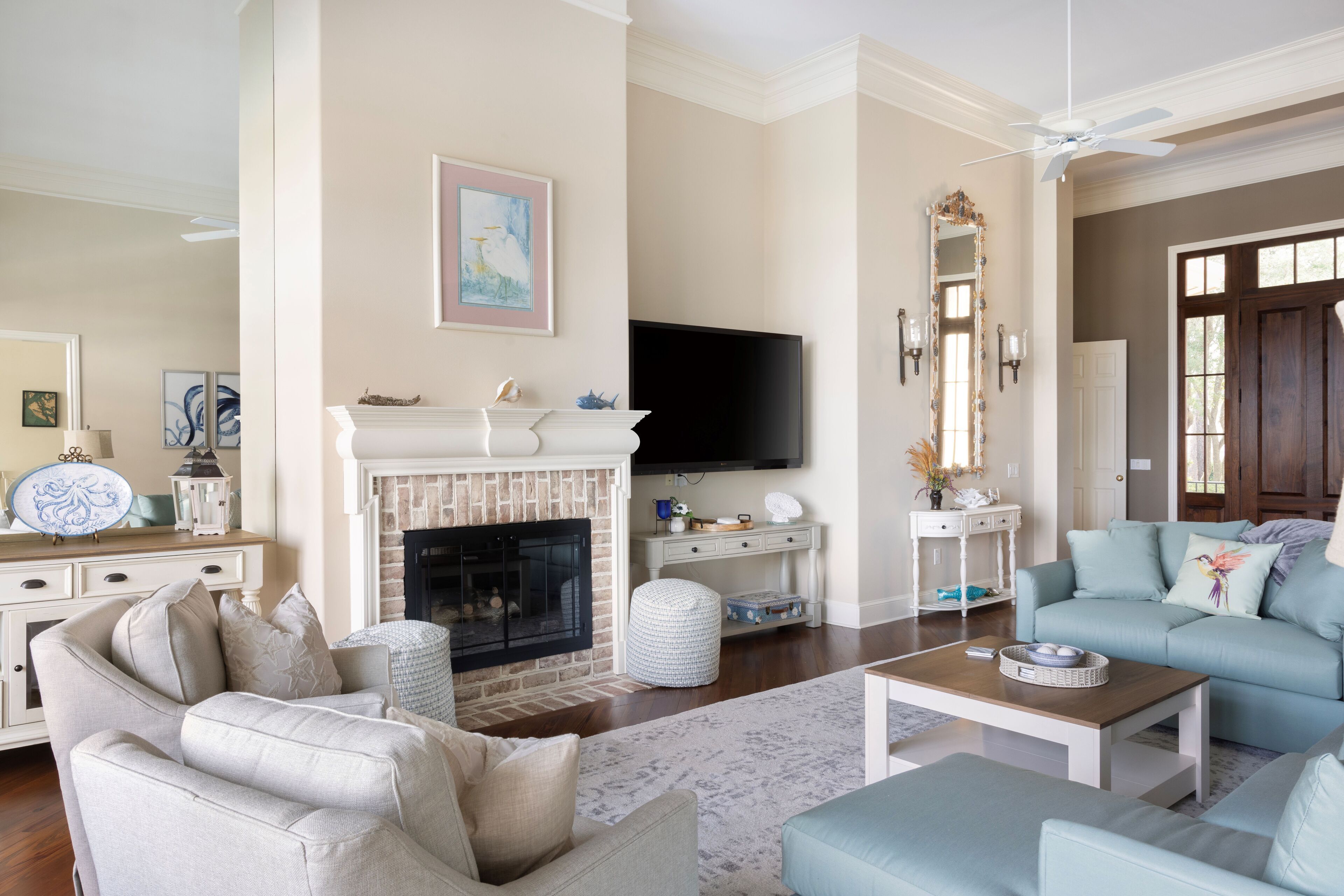 Una sala de estar con chimenea, televisión y sofá.
