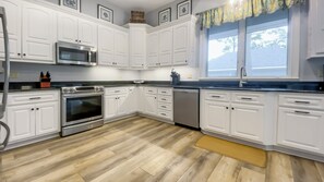 Maison, plusieurs lits, balcon, vue piscine (21 Green Heron) | Cuisine privée | Cafetière/bouilloire, tables à manger