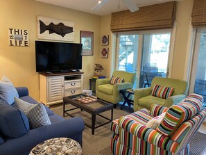 Maison, plusieurs lits, patio, vue golf (42 North Sea Pines Drive) | Coin séjour | Télévision LED de 42 pouces avec chaînes numériques