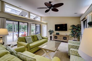 Living area - 20 Ruddy Turnstone at The Sea Pines Resort (Hilton Head Island)