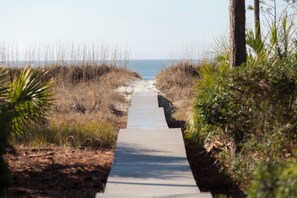 Nhà, nhiều giường, bếp, quang cảnh hồ bơi (19 Painted Bunting) | Quang cảnh biển