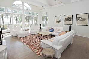 Talo, useita sänkyjä, keittiö, näköala uima-altaalle (19 Painted Bunting) | Oleskelualue | 42–tuumainen taulutelevisio, jossa digitaalikanavat