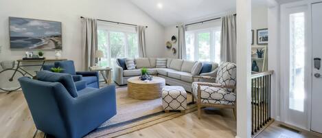 Casa, varias camas, cocina (21 Forest Drive) | Área de sala de estar | Televisión de pantalla plana de 42 pulgadas con canales digitales