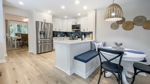 Maison, plusieurs lits, cuisine (21 Forest Drive) | Cuisine privée | Cafetière/bouilloire, tables à manger