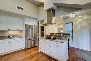 Maison, plusieurs lits, accès piscine, vue jardin (22 Wood Ibis) | Cuisine privée | Tables à manger