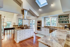 Maison, plusieurs lits, accès piscine, vue jardin (22 Wood Ibis) | Cuisine privée | Tables à manger