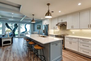 Villa - flere senge - køkken (39 Lighthouse Lane) | Privat køkken | Kaffe-/temaskine, spisebord