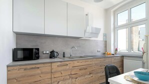 Kjøleskap, mikrobølgeovn, kokeplater og oppvaskmaskin