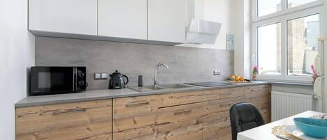 Frigorífico, microondas, placa de cocina y lavavajillas