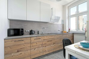 Kylskåp, mikrovågsugn, spishäll och diskmaskin