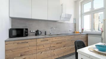 Refrigerador, microondas, placa de cocina, lavavajillas