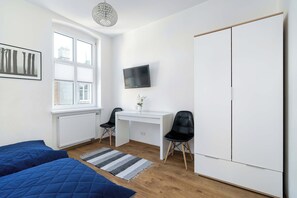 1 sovrum, skrivbord, strykjärn/strykbräda och resesäng