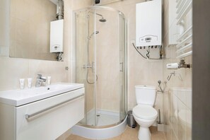 Douche, séchoir à cheveux, serviettes fournies, shampooing
