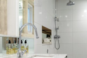 Shower, eco-friendly toiletries, hair dryer, towels - Hidden Garden House-Village location-Somerset Bath (Norton Saint Philip)
