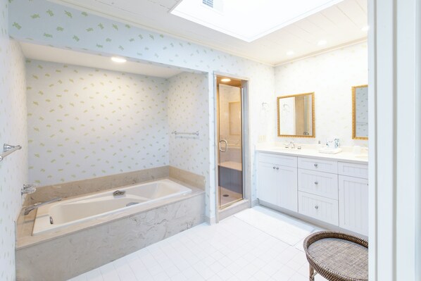 Casa, varias camas, patio, vistas al mar (41 South Beach Lagoon) | Baño | Toallas