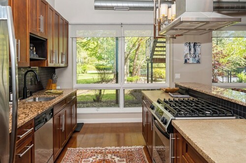 Juniper Presents: A Cool Harbert Loft Near Beaches with Fire Pit