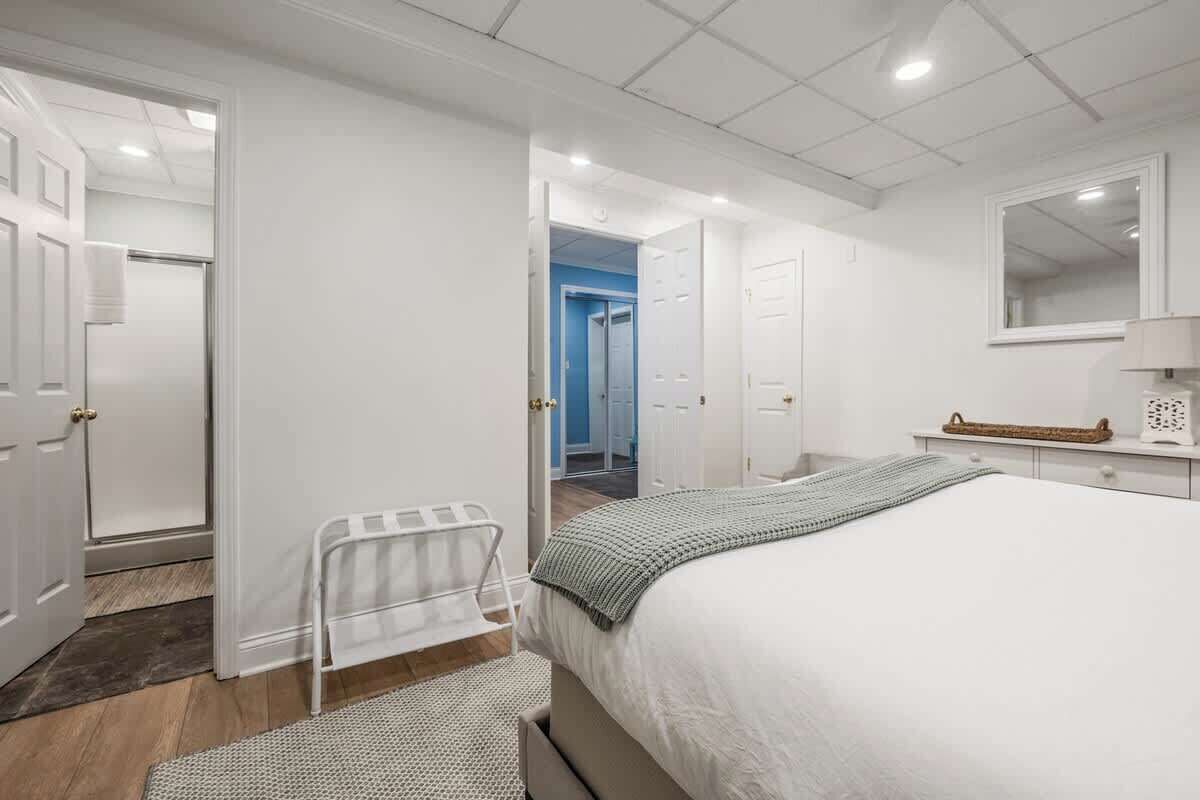 4 bedrooms, desk, iron/ironing board, WiFi