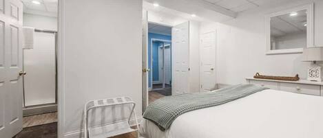 4 habitaciones, escritorio, tabla de planchar con plancha y wifi